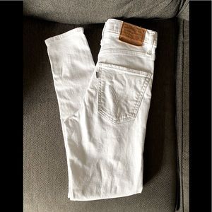 Ladies Levi’s.  Mile high super skinny ankle. Waist 25. Inseam 26”. White.